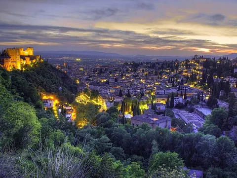 vista ciudad de granada al atardecer