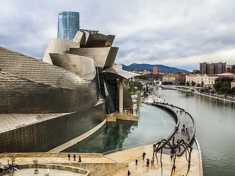 vista bilbao con museo y ria