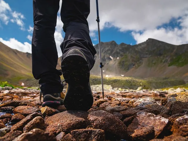 recorte pies con botas de montañero